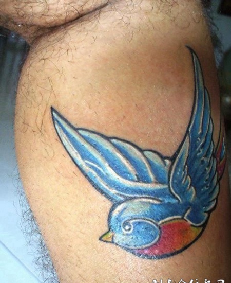 小腿上的蓝色小雀纹身图案