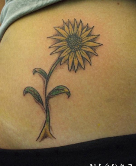腰侧稚弱的雏菊纹身图案