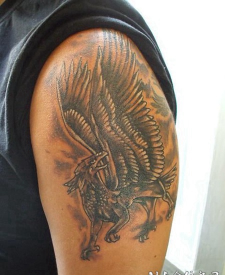 大臂上的狮鹫兽纹身图案