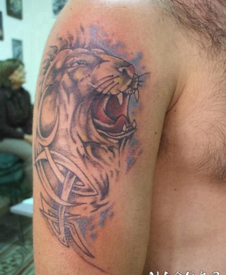 大臂上的豹子头纹身图案