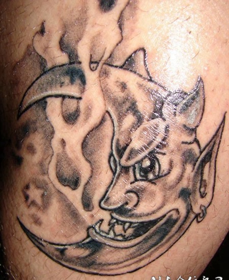 胳膊上长着恶魔耳朵的月牙纹身图案