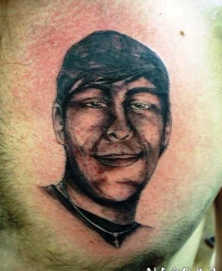胸前微笑的帅哥纹身图案