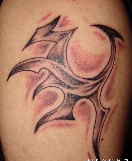 小腿上的抽象纹身图案