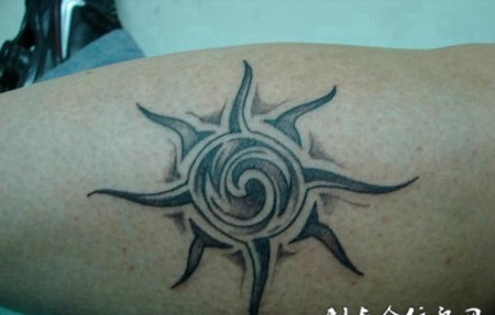 小腿上的飞镖纹身图案