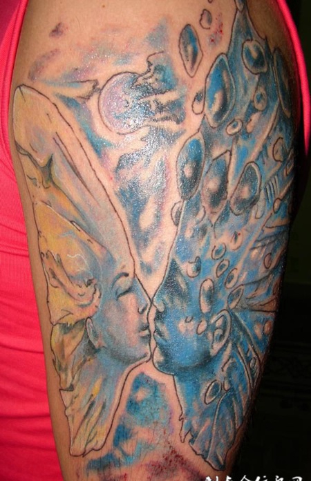 大臂上的亲嘴的精灵纹身图案