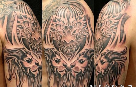 大臂上的狮子王纹身图案