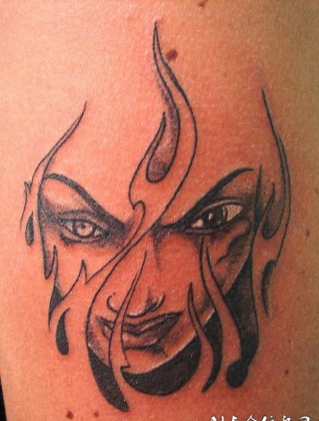 大臂上的火焰美女纹身图案