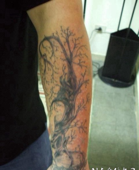 胳膊上一棵枯树的纹身图案