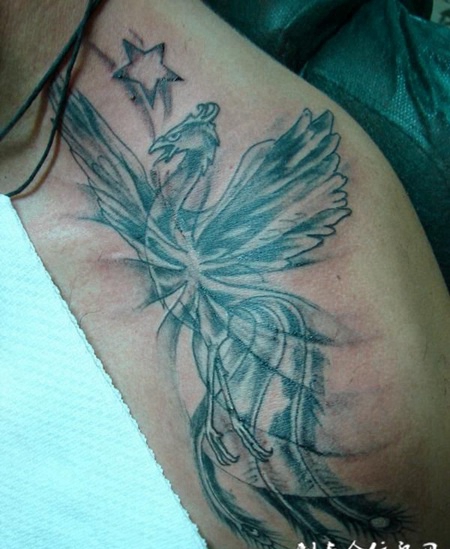 大臂上的凤凰纹身图案