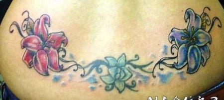 后腰上的百合花纹身图案