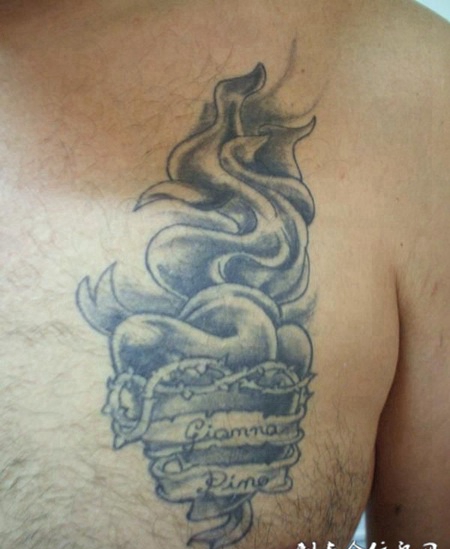 胸前一个火炬的纹身图案