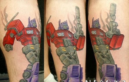 小腿上的变形金刚纹身图案