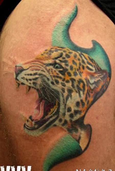 大臂上的豹头纹身图案