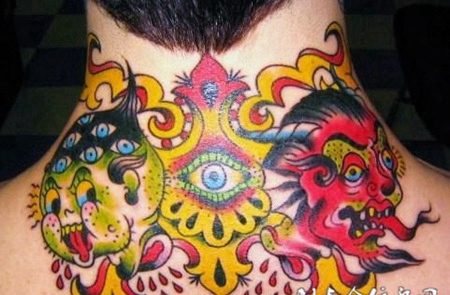 脖子后面的眼睛组合纹身图案