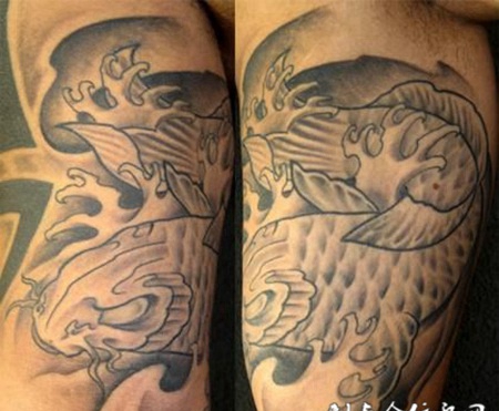 大臂上的鲤鱼浪花纹身图案
