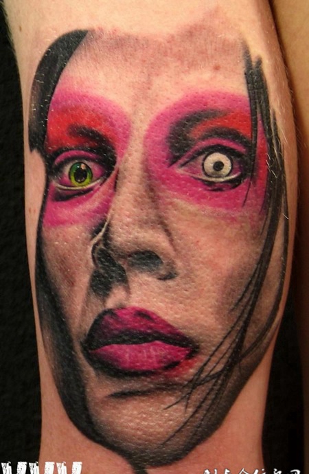 小腿上的阴阳眼人脸纹身图案