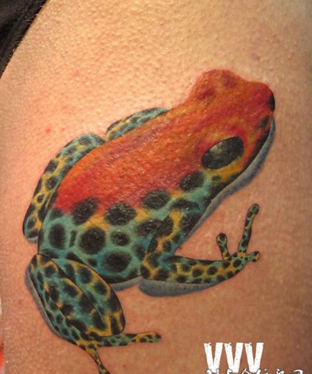 大臂上的青蛙纹身图案