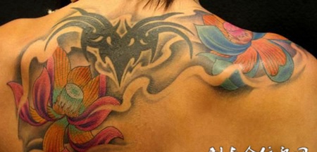 后背上的莲花图腾纹身图案
