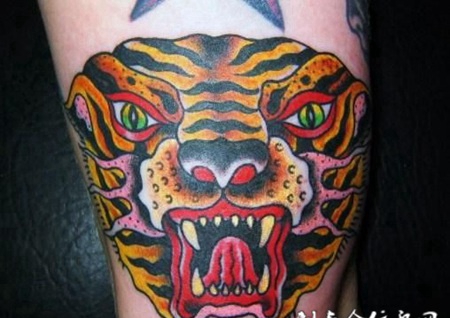 大臂上的老虎头纹身图案