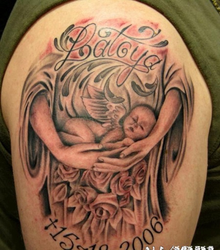 大臂上抱着孩子圣母纹身图案