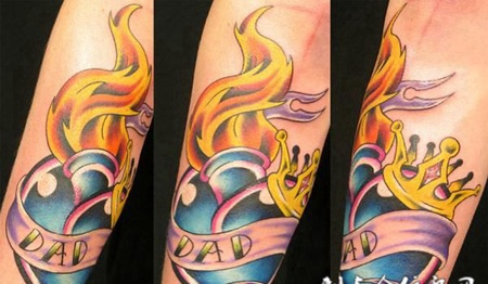 小臂上带着火焰的心纹身图案
