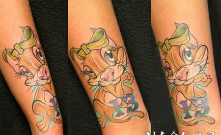 大臂上的卡通小狮子纹身图案