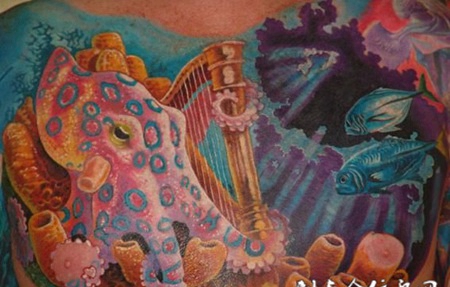 胸前的章鱼和竖琴纹身图案