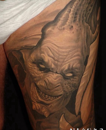 大腿上褶皱恶魔纹身图案