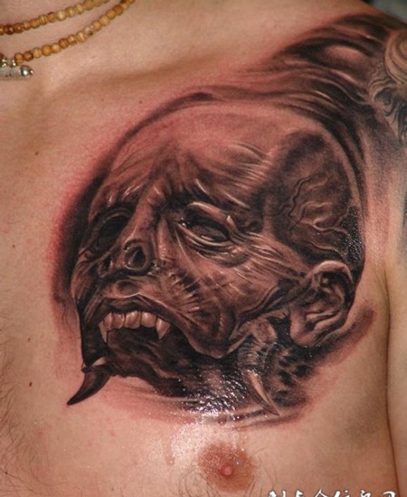 胸前的半个恶魔头纹身图案
