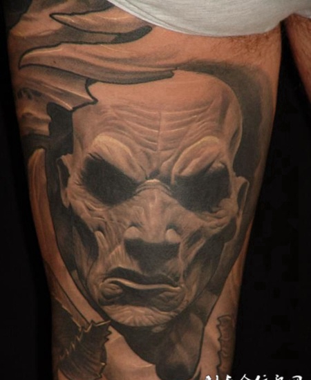 大腿上的干尸头像纹身图案