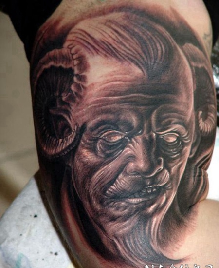 大臂上的弯角恶魔纹身图案