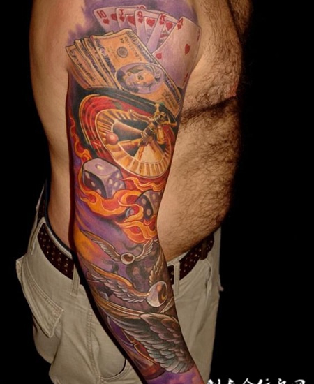 花臂上的扑克牌与翅膀纹身图案