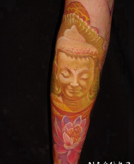 小臂上的金色佛像纹身图案