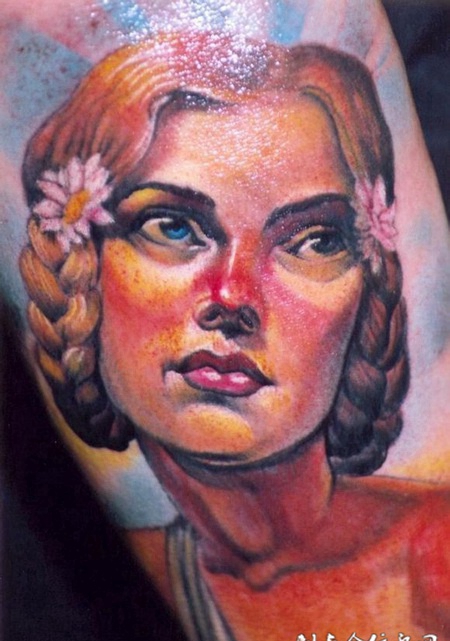 小腿上一个妩媚的美女纹身图案