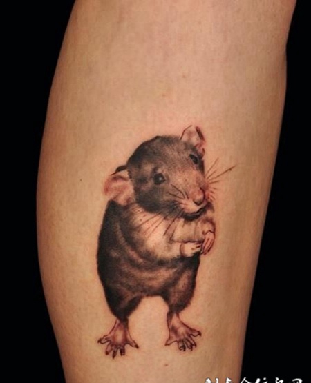 小腿上的可爱老鼠纹身图案