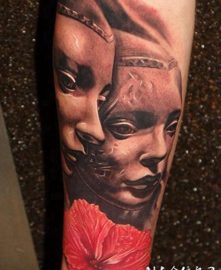 小臂上的双头雕塑纹身图案