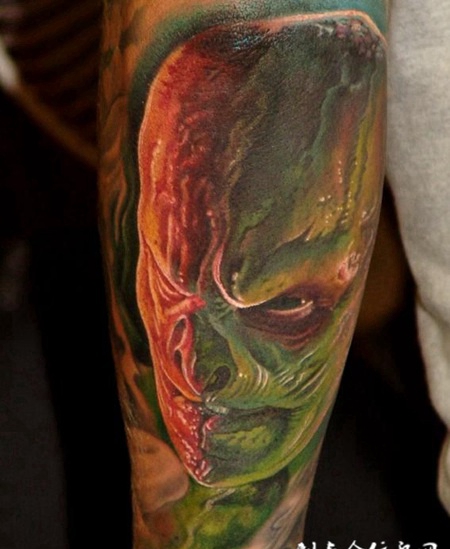 小腿上的双色恶魔的纹身图案