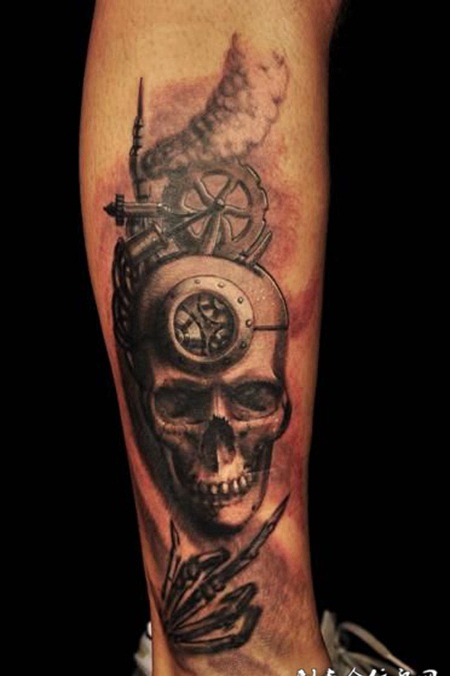小腿上的骷髅齿轮纹身图案