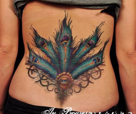 后腰上的眼睛孔雀羽毛纹身图案