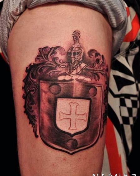 大腿上的盾牌纹身图案