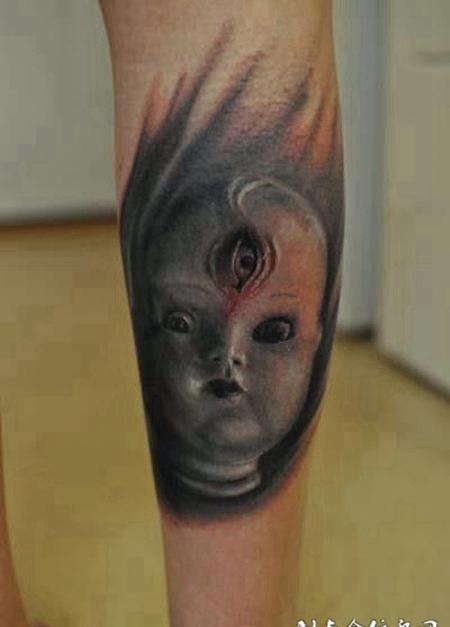 小腿上的三眼小恶魔纹身图案