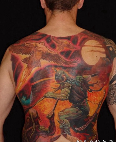 满背战斗中的天使纹身图案