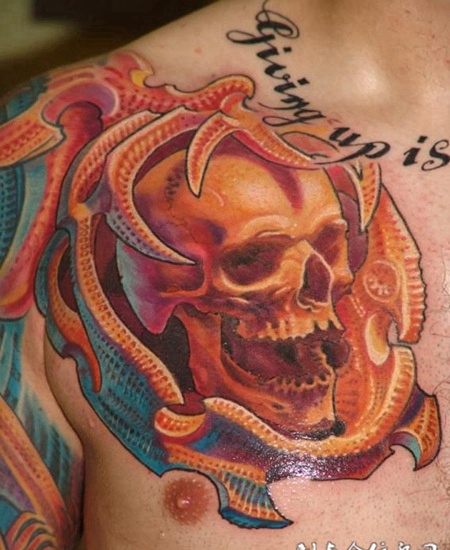 胸前的骷髅头纹身图案