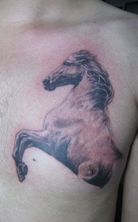 胸部马纹身图案