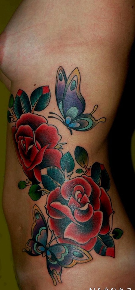 腰侧的玫瑰蝴蝶纹身图案