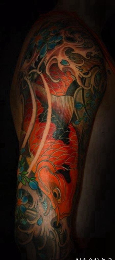 大臂上的红色锦鲤纹身图案