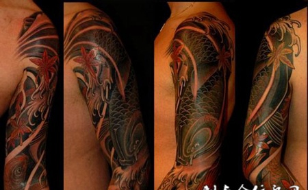 大臂上的鲤鱼枫叶纹身图案