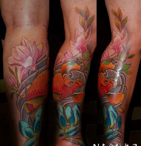 小腿上的鲤鱼莲花纹身图案