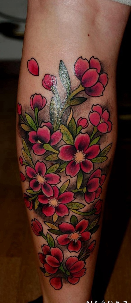 小腿上的桃花纹身图案