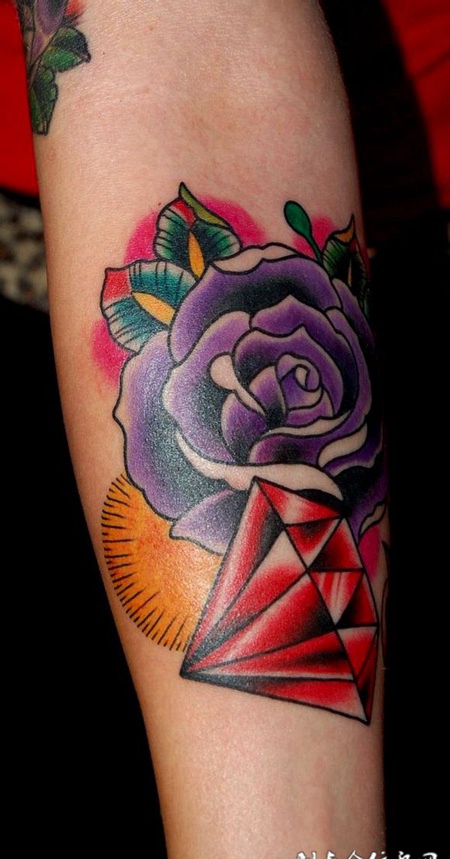 小臂上的玫瑰钻石纹身图案
